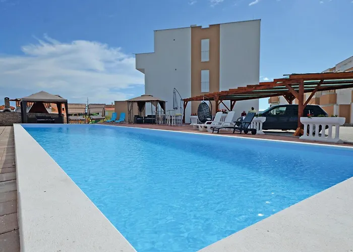 2 Bedroom Gorgeous In Apartamento